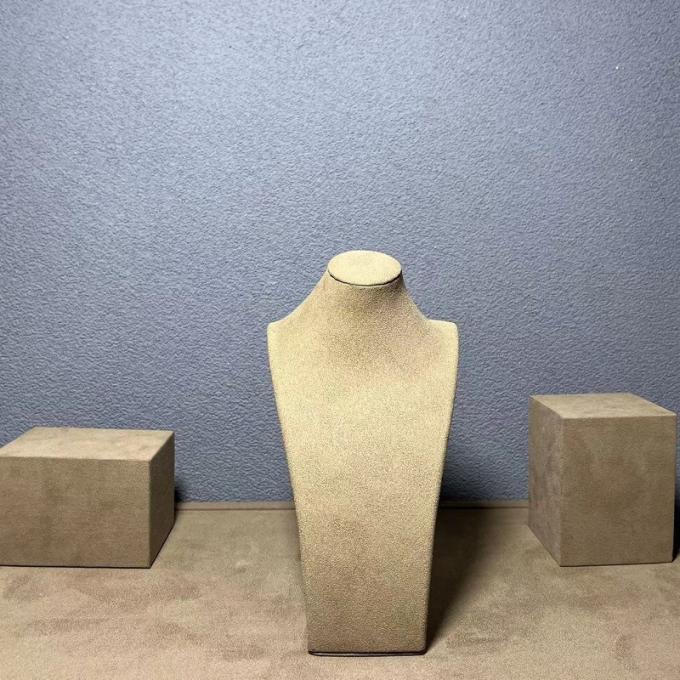 Les bijoux moyens d'affichage de support de petit support de collier de Microfiber de velours de Brown tiennent l'organisateur Displays de bijoux de buste de mannequin pour des expositions d'événement de magasin