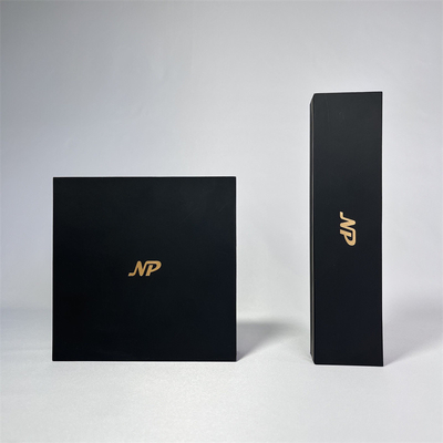 Boîte-cadeau de papier en similicuir de bijoux de Natpak avec le bord d'or