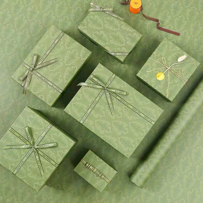 Boîte de empaquetage cosmétique gravante en refief verte de carton avec le ruban