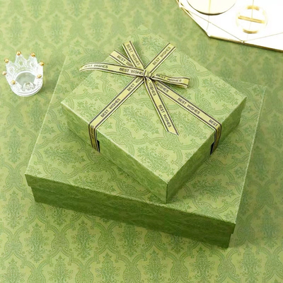 Boîte de empaquetage cosmétique gravante en refief verte de carton avec le ruban