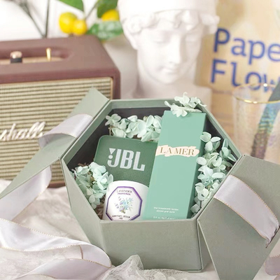 L'emballage cosmétique de luxe recyclable enferme dans une boîte le ruban de Matt Lamination Gift Pack With