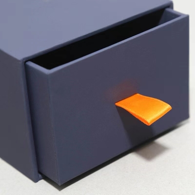 Les caisses d'emballage de papier de cadeaux de fantaisie de carton contrastent la couleur glissant le boîte-cadeau de tiroir