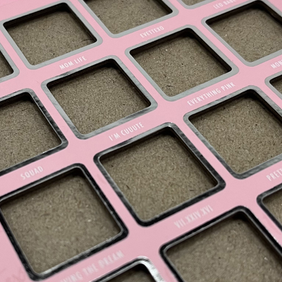 La boîte cosmétique de empaquetage de carton a couvert la palette vide de fard à paupières de stratification brillante