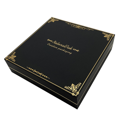 Boîtes de empaquetage de bijoux de luxe de modèle d'or enveloppées par le papier spécial